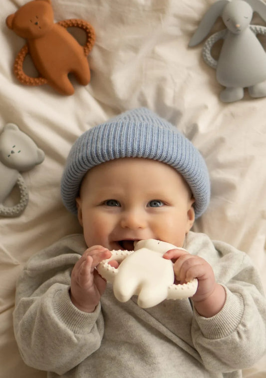 Moonie - Baby Beissring als Bär in Sand