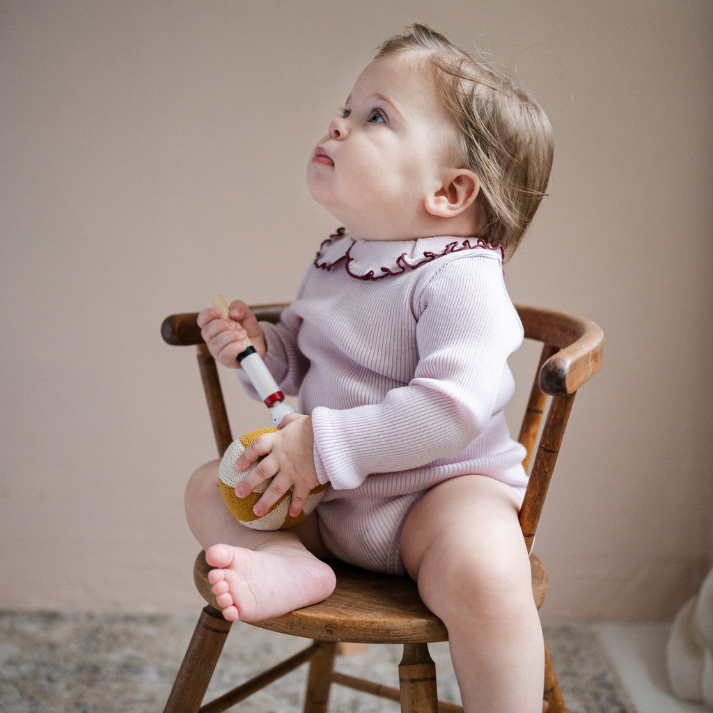 Minimalisma - Athena Baby Langarmbody mit Bubikragen in Rose/ Bordeaux