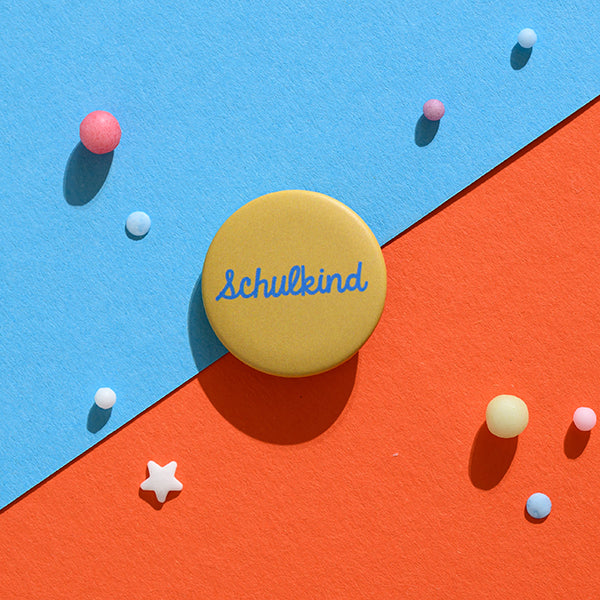 Ava & Yves - Schulkind Button Blau mit Hintergrund Senfgelb