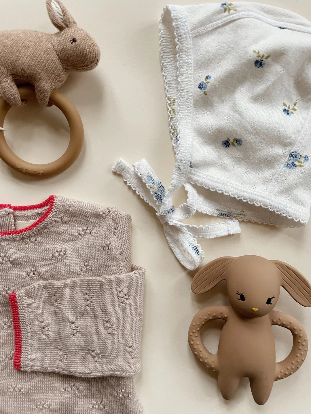 Konges Sløjd - Activity Babyrassel Hase in Beige