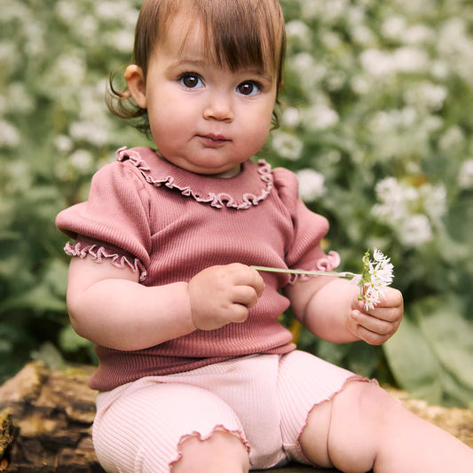 Minimalisma - Bohemia Kurzarm Body mit Rüschenkragen in Antique Rose mit Sweet Rose