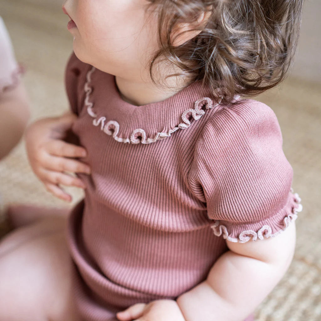 Minimalisma - Bohemia Kurzarm Body mit Rüschenkragen in Antique Rose mit Sweet Rose