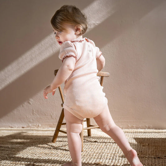 Minimalisma - Bohemia Kurzarm Body mit Rüschenkragen in Sweet Rose / Antique Rosa