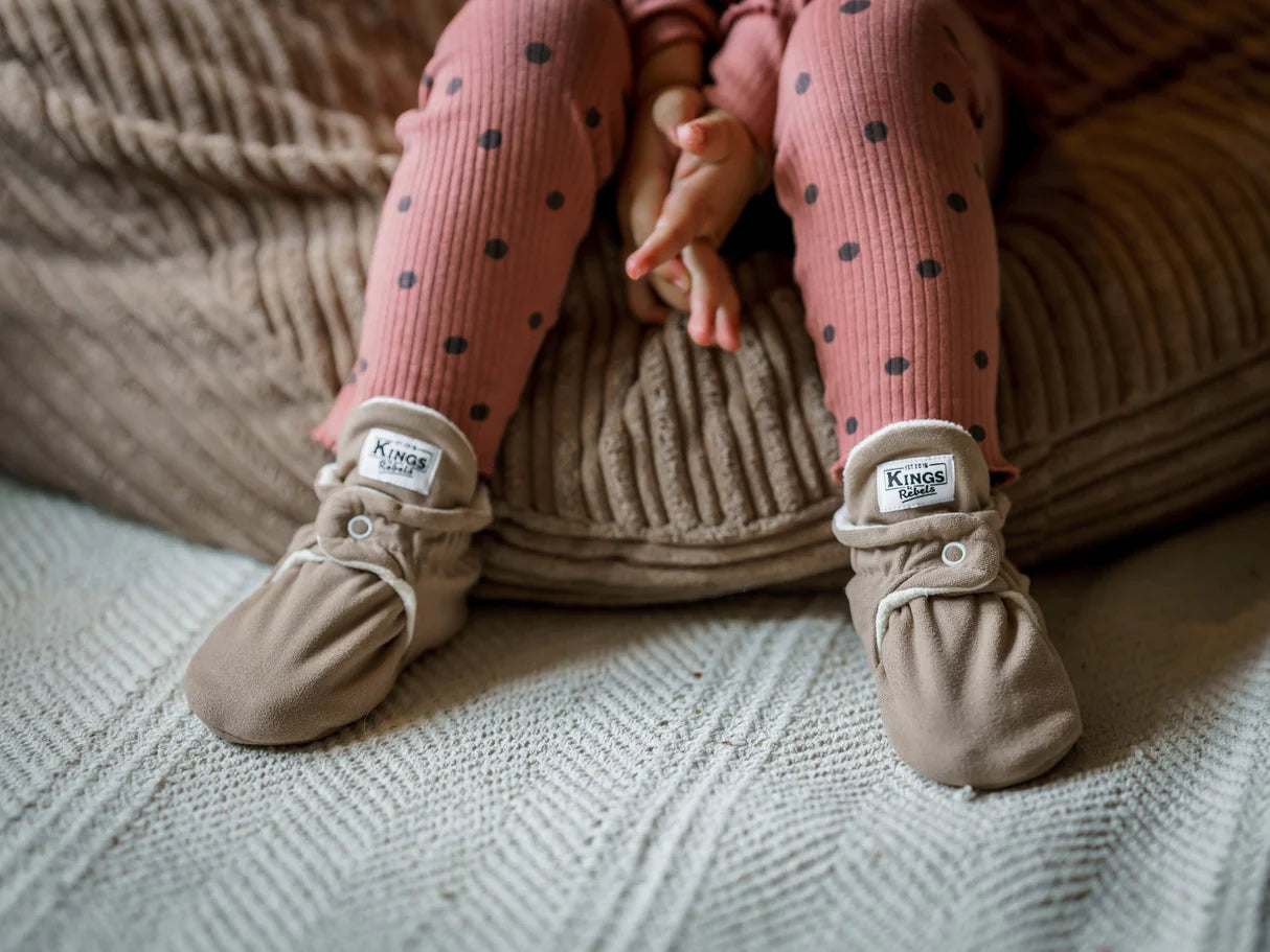 Kings & Rebels - Gamuza Classic Babyboots in Cafe Braun