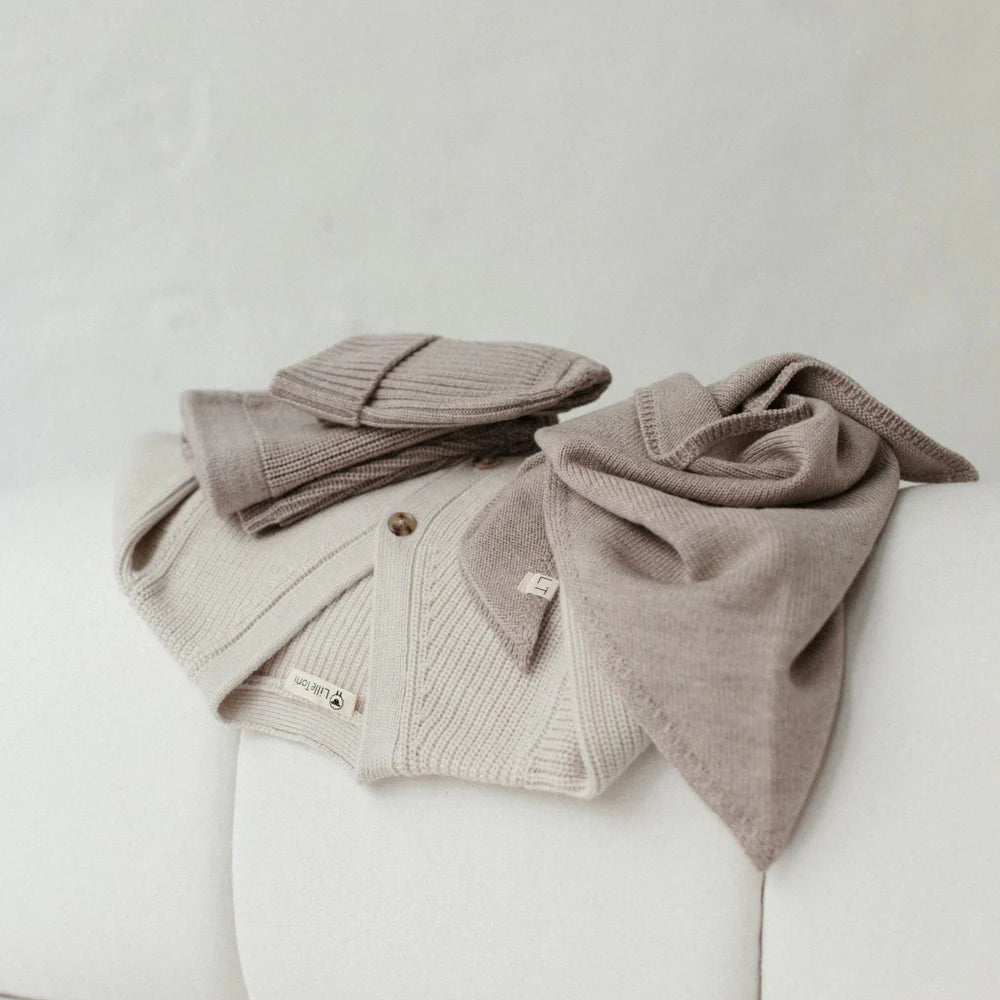 Lille Toni - Dreieckstuch Elise in Camel Melange für Babys & Kinder aus 100 % Merinowolle
