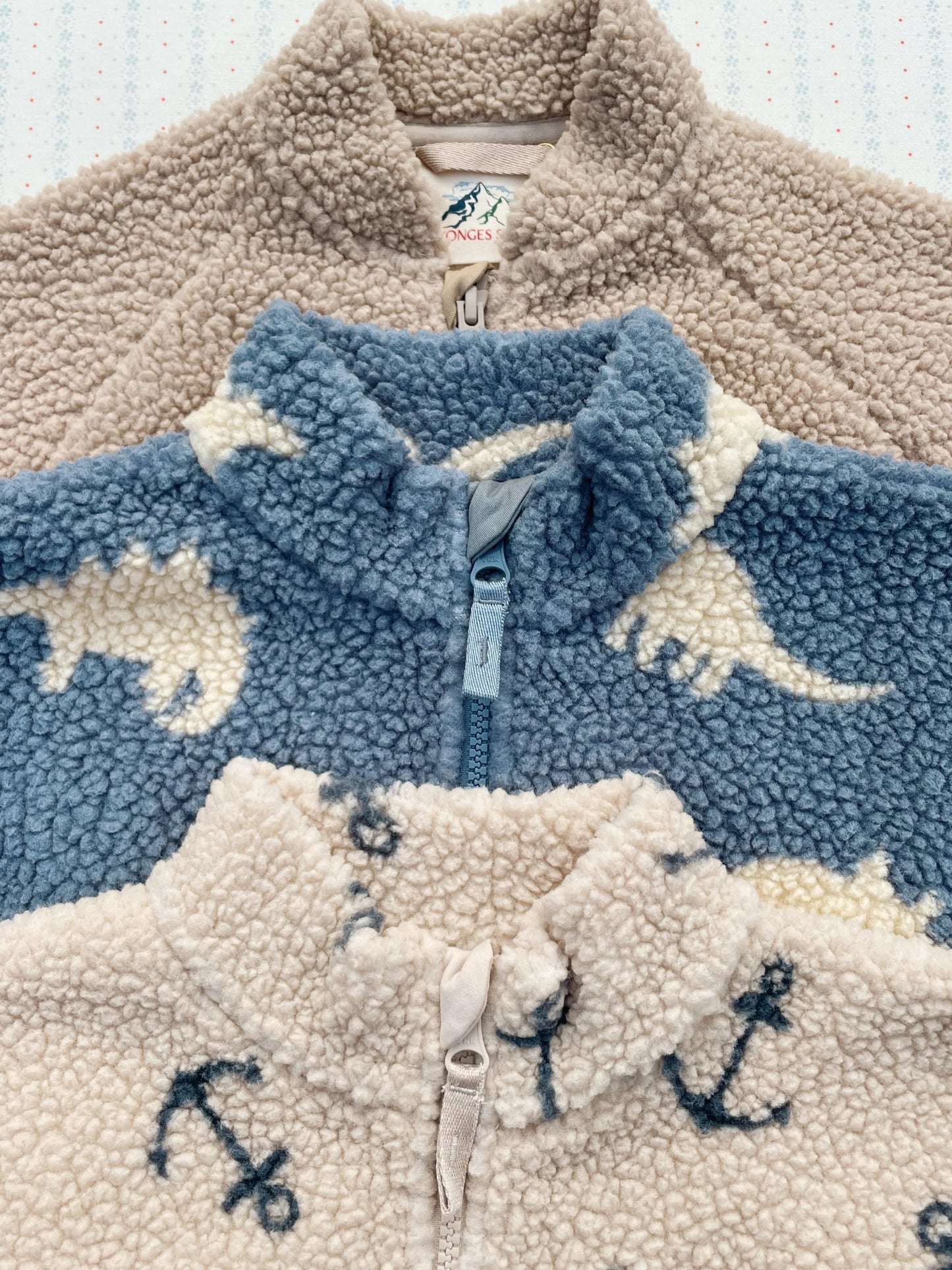 Konges Sløjd - Jody Teddyweste in hellblau mit Dino Modell Dino Mist