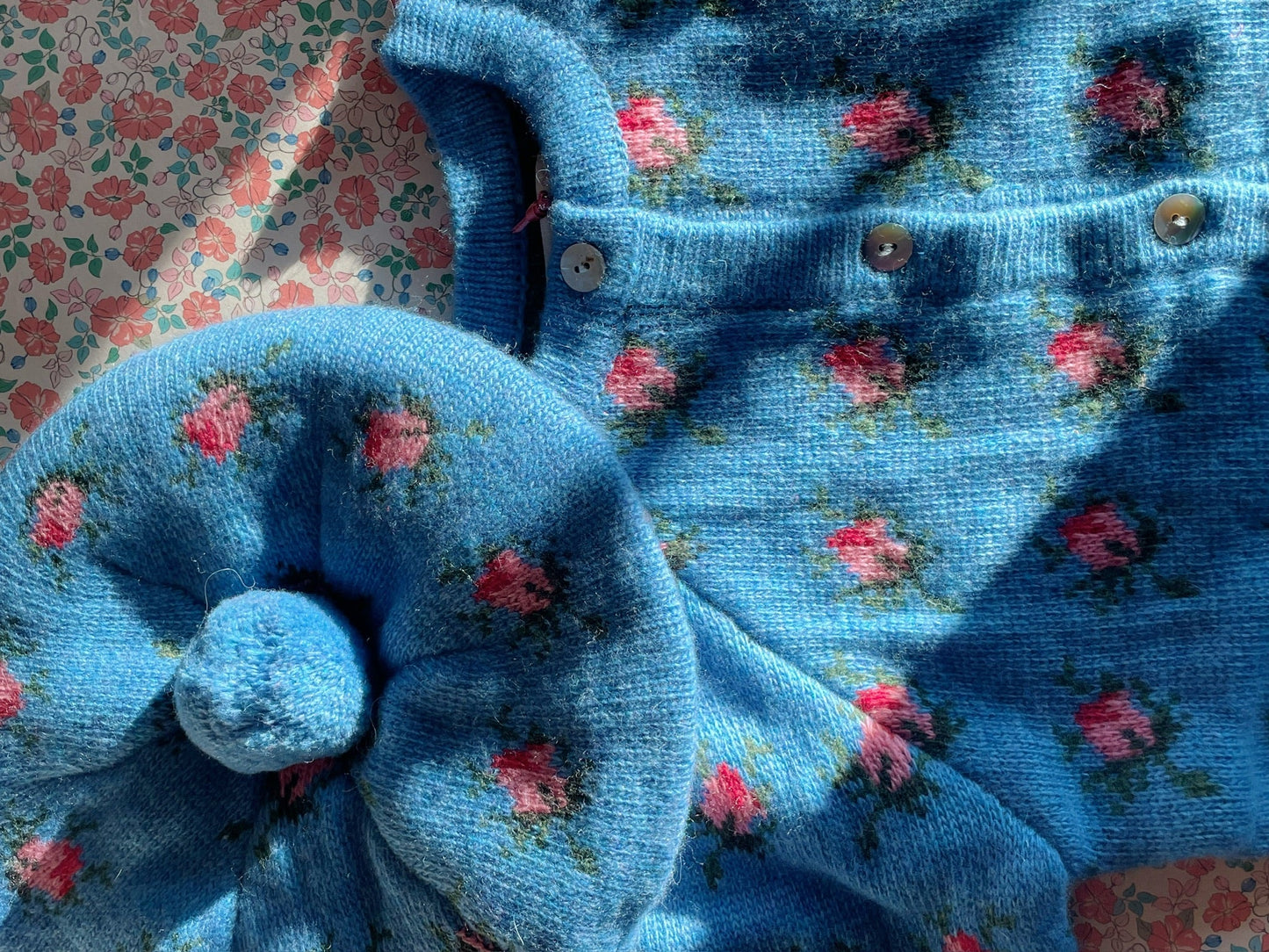 Konges Sløjd - Belou Strickjacke in Hellblau mit Rosen Rosie Shade