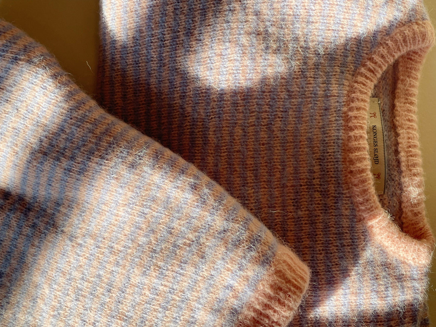 Konges Sløjd - Berle Strickpullover in hellblau / rosa gestreift mit Puffärmeln