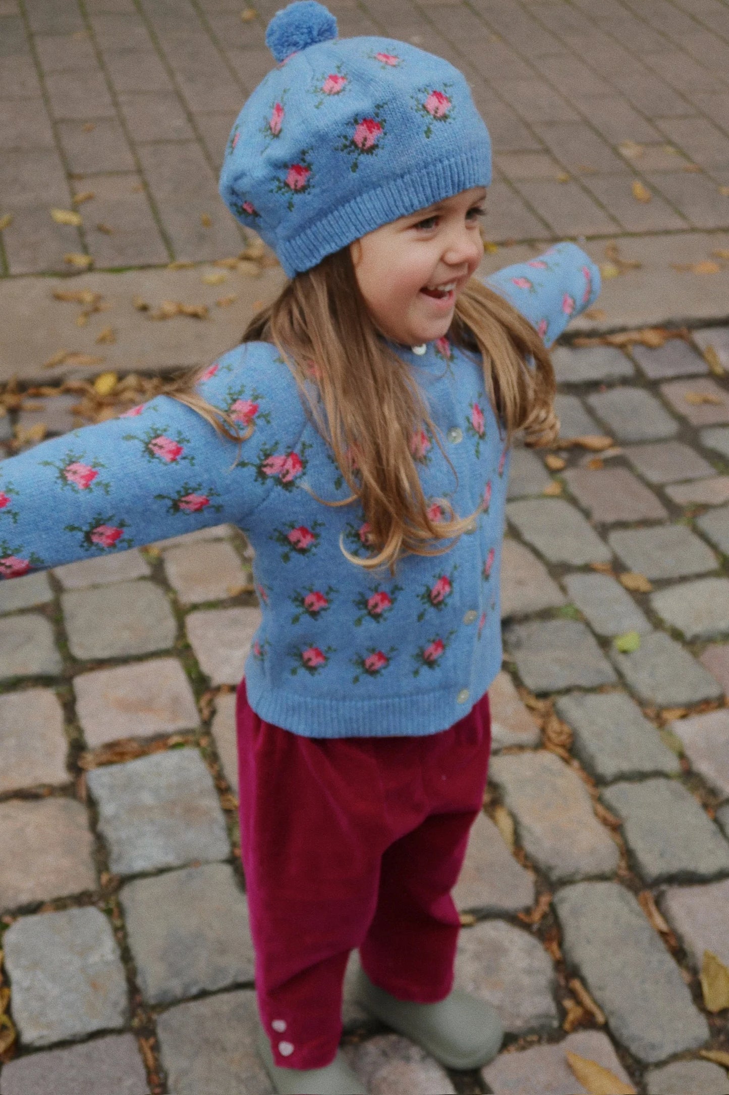 Konges Sløjd - Belou Strickjacke in Hellblau mit Rosen Rosie Shade