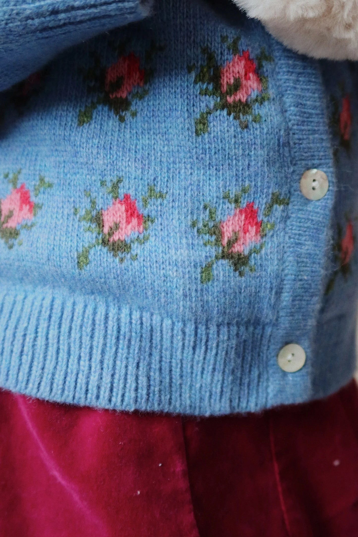 Konges Sløjd - Belou Strickjacke in Hellblau mit Rosen Rosie Shade