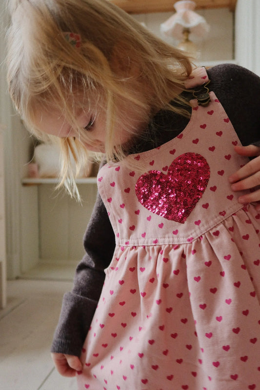 Konges Sløjd - Nola Latzkleid in Rosa mit Glitzer Herz