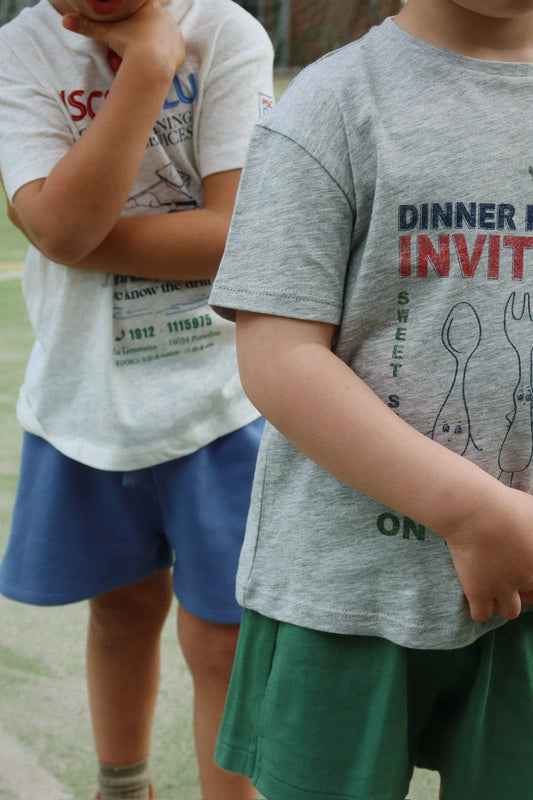 Konges Sløjd - Famo T-Shirt in Hellgrau mit coolem Print