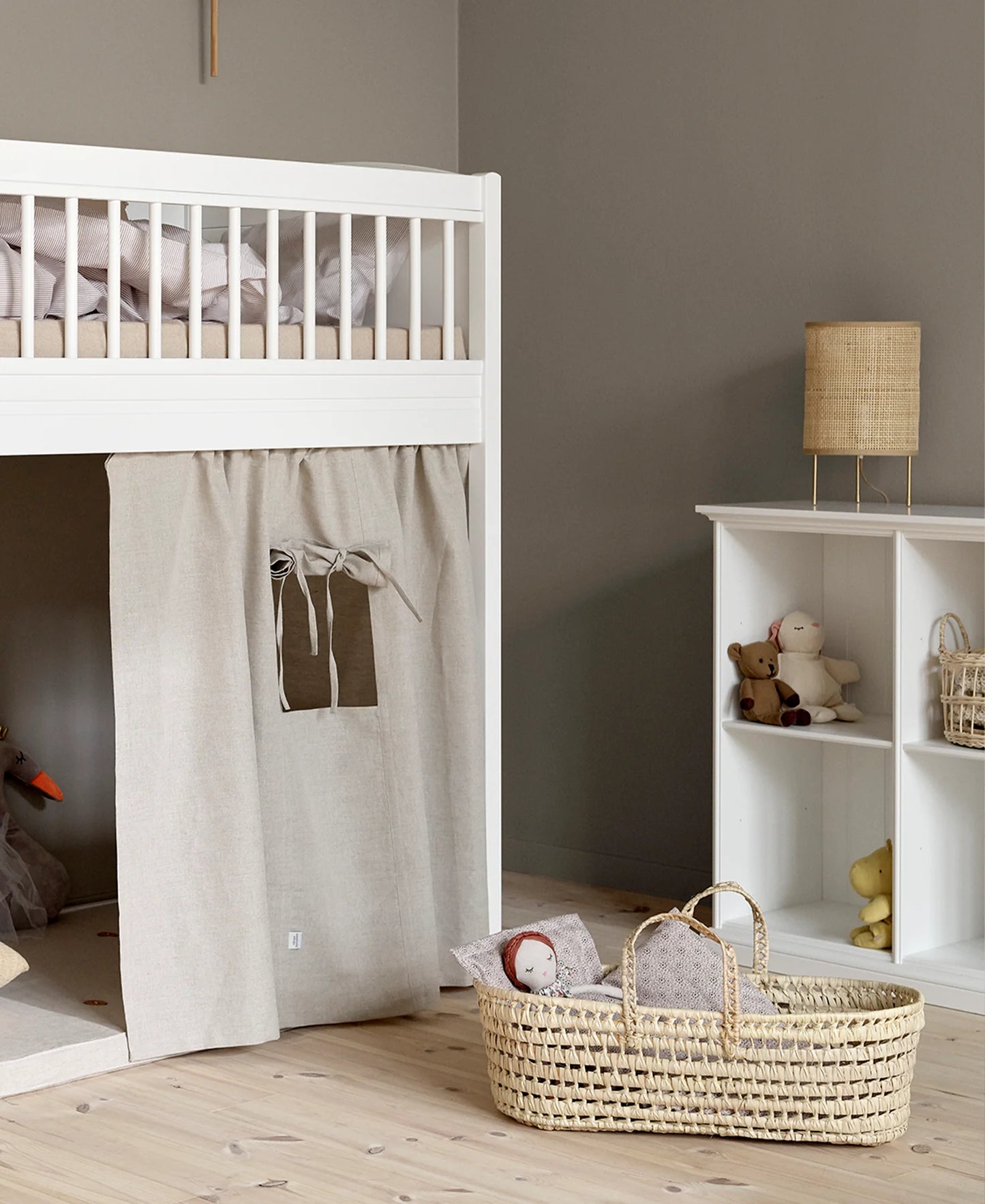 Oliver Furniture - Wood Regal mit 6 Fächern in weiss mit Sockel