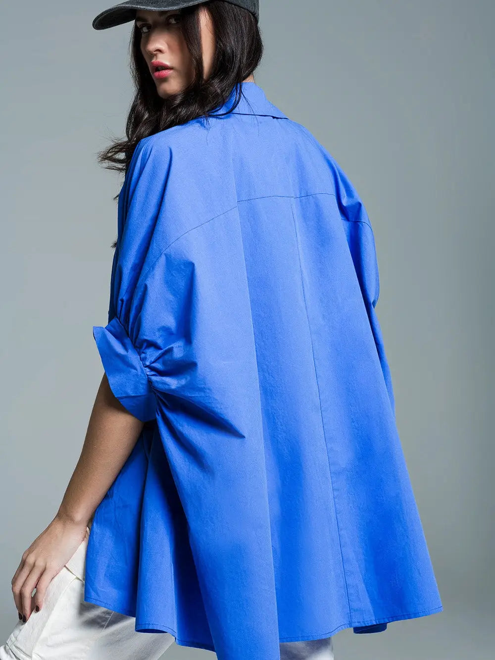 Stadtkinder - Oversize Bluse in weiss mit kurzen Ärmeln in Royalblau