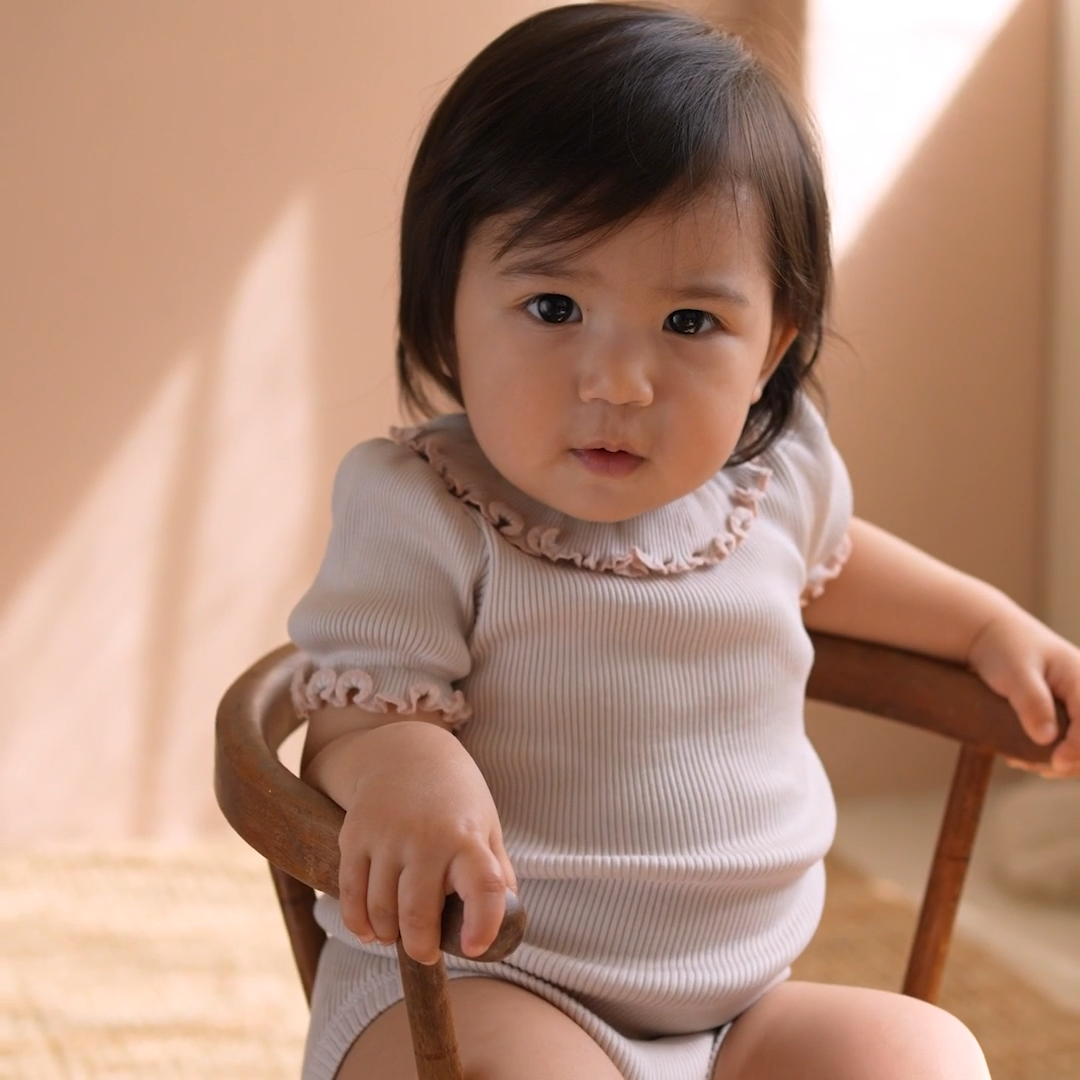 Minimalisma - Bohemia Kurzarm Body mit Rüschenkragen in Ecru / Sweet Rose