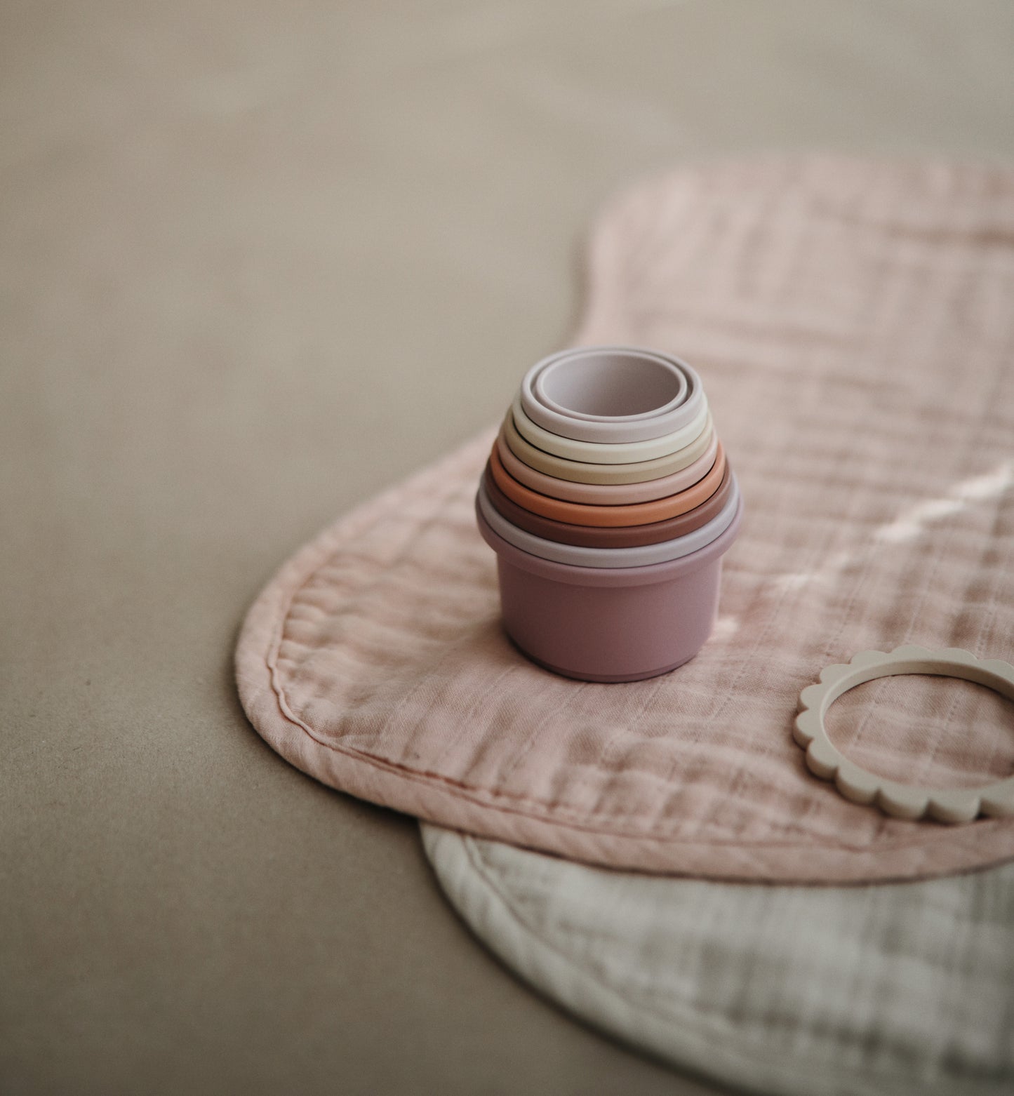 Mushie Stapelbecher - Stacking Cups Original in Rose Bunt