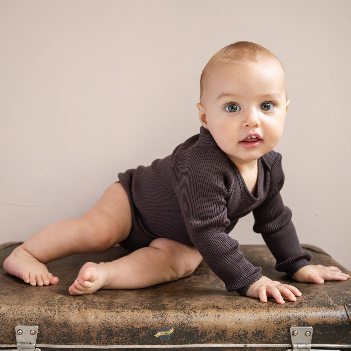 Minimalisma - Alaska Baby Langarm Body in Dark Chocolate aus 100 % Merinowolle