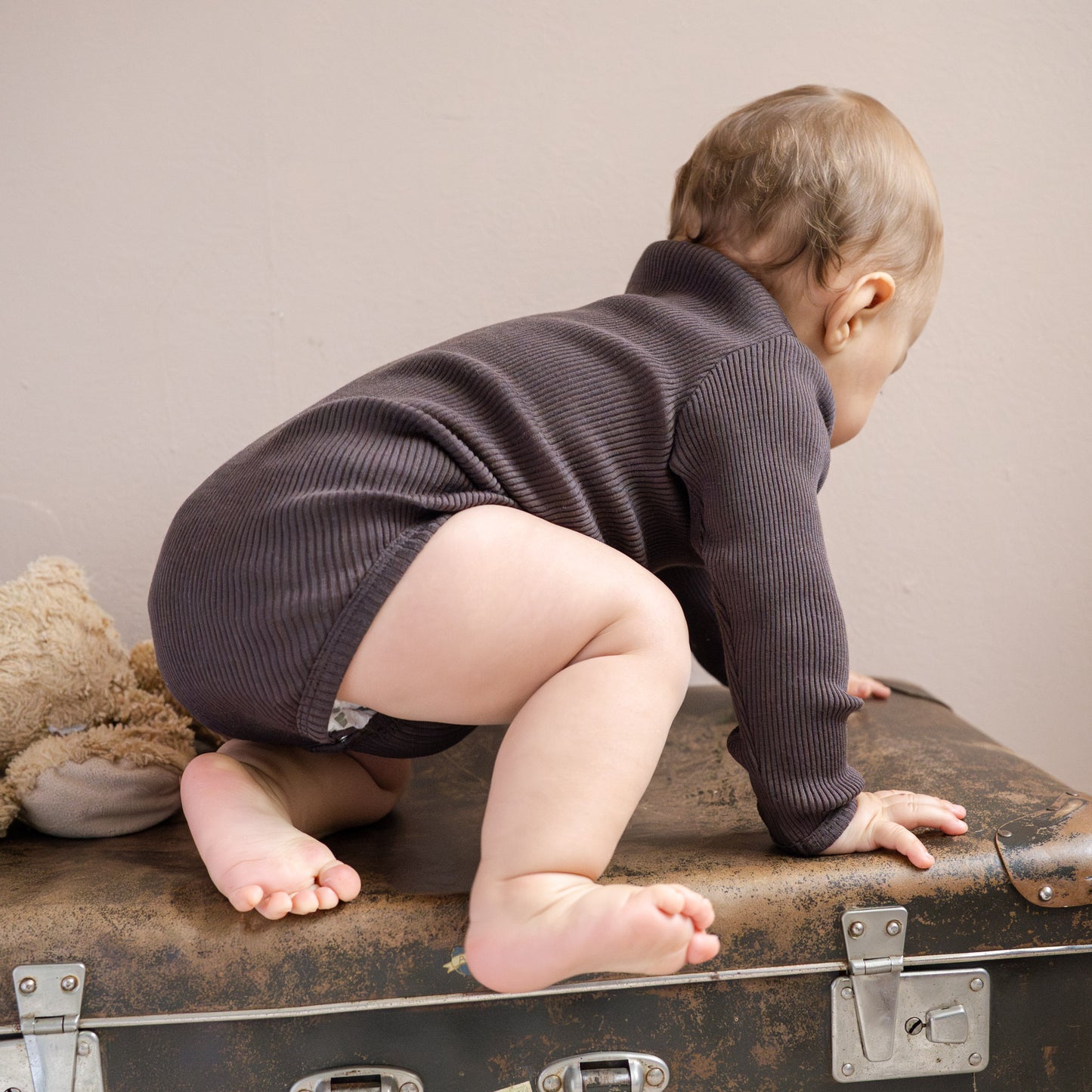 Minimalisma - Alaska Baby Langarm Body in Dark Chocolate aus 100 % Merinowolle