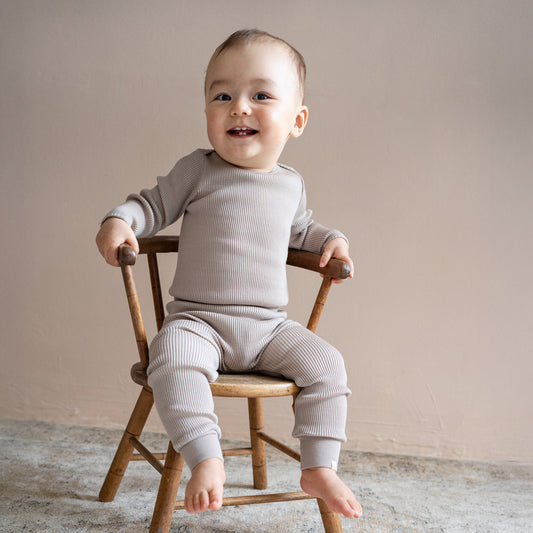 Minimalisma - Alaska Baby Langarm Body in Camel Melange aus 100 % Merinowolle