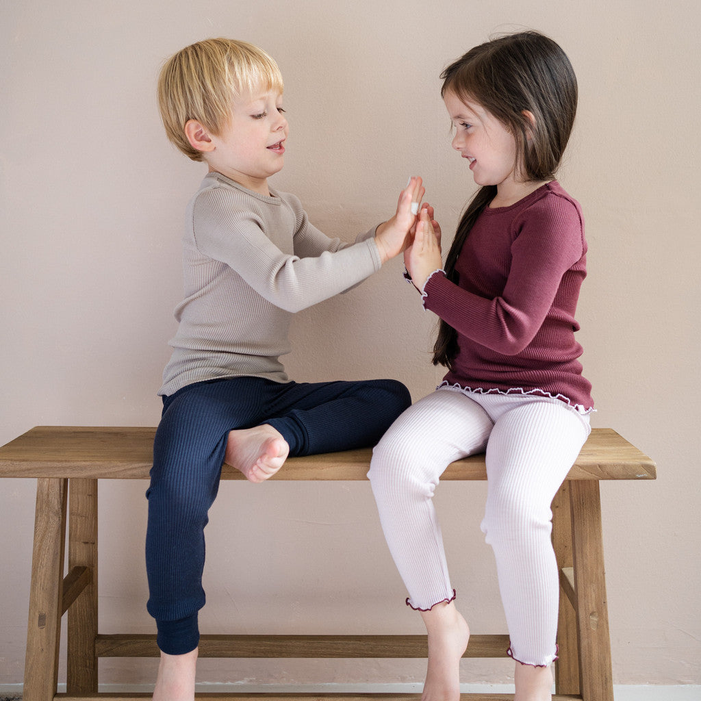 Minimalisma - Arona Frill Baby Leggings in Rose mit Bordeaux aus 100 % Merinowolle