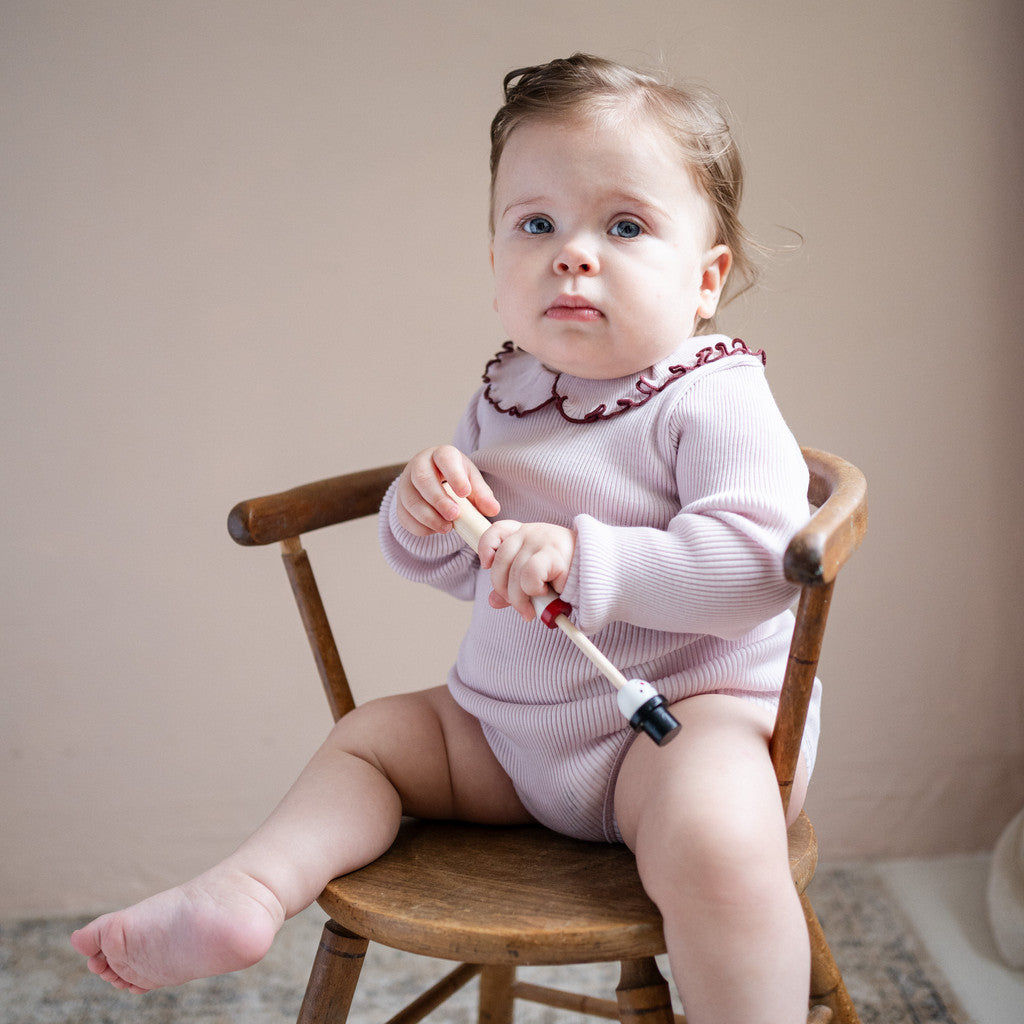 Minimalisma - Athena  Baby Langarmbody mit Bubikragen in Rose/ Bordeaux