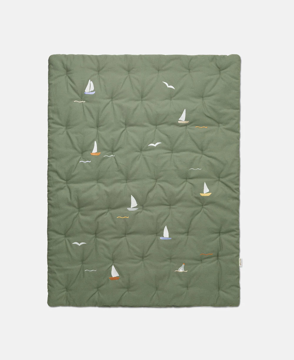Dear April - bestickte Spielmatratze Sailorboat