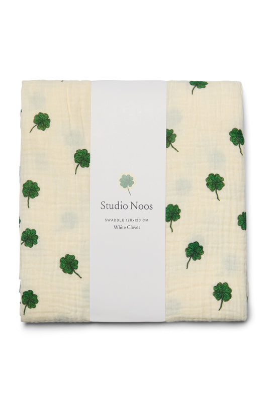 Studio Noos - Swaddles in Cremeweiss mit Kleebättern  in gross 120x120  aus Biobaumwolle