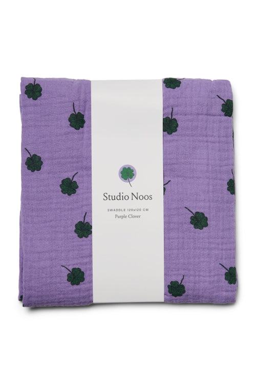 Studio Noos - Swaddle in Lila mit Kleebättern in Klein 70 x70  aus Biobaumwolle