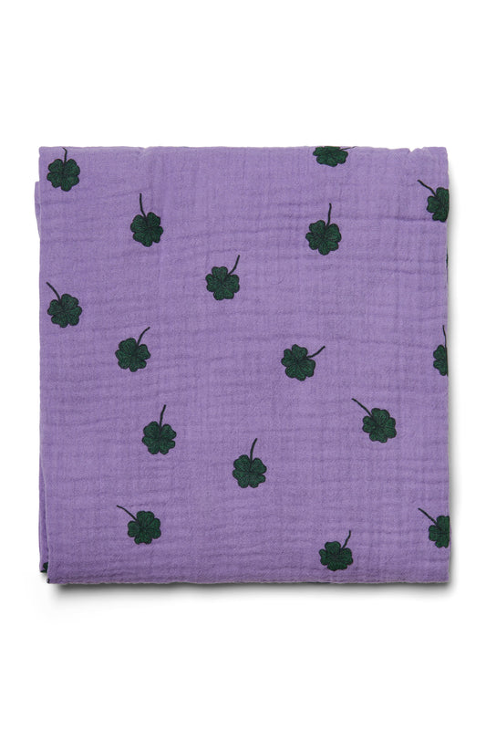 Studio Noos - Swaddle in Lila mit Kleebättern in Klein 70 x70  aus Biobaumwolle