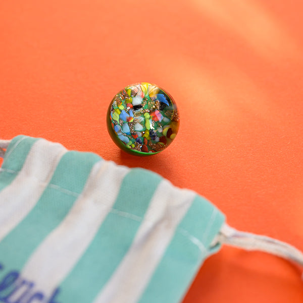 Ava & Yves  - Glücksmurmel  im hochwertigen Jutelbeutel in Mint weiss gestreift aus Muranoglas dunkelrot mit Konfetti (Kopie)