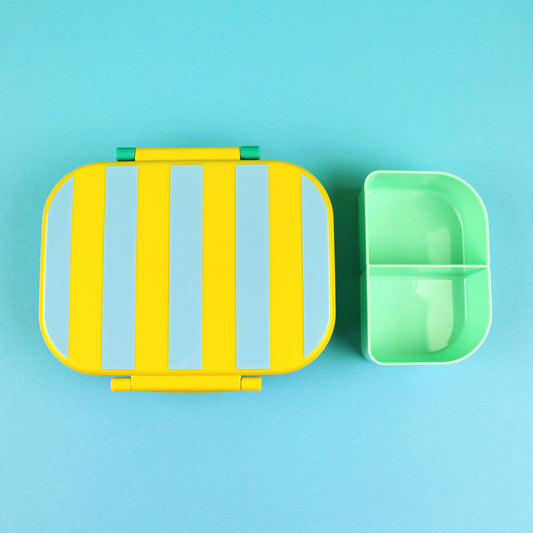 Ava&Yves - Brotdose / Lunchbox mit herausnehmbarem Einsatz, Gelb / Hellbau grün gestreift  inkl. Geschenkverpackung