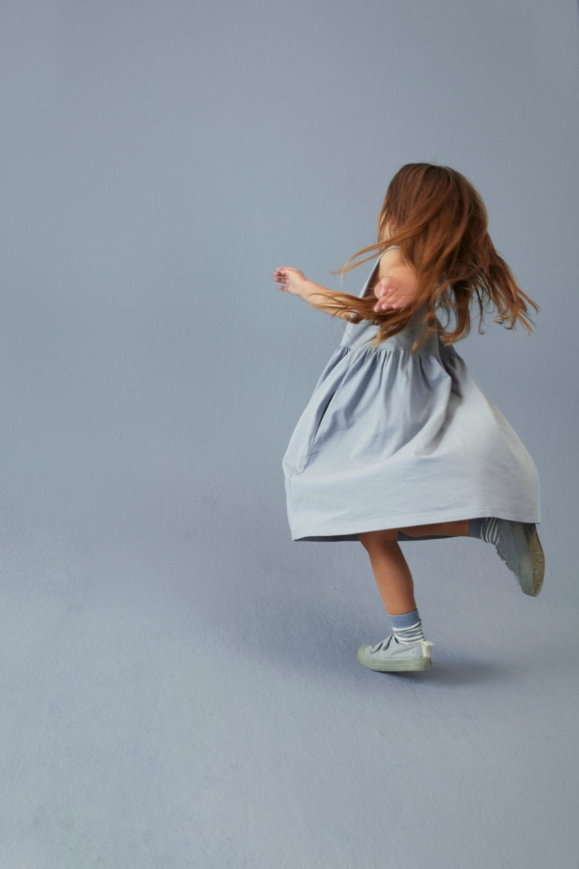 Gray Label - Trägerkleid in Stone Grey aus 100 % Biobaumwolle ( taubenblau )