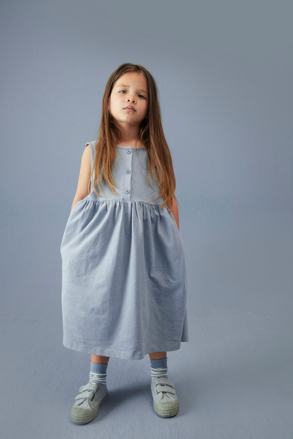 Gray Label - Trägerkleid in Stone Grey aus 100 % Biobaumwolle ( taubenblau )