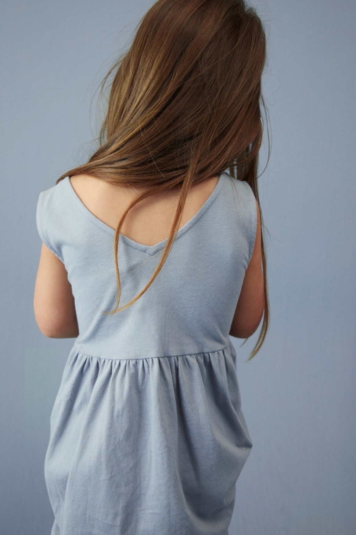 Gray Label - Trägerkleid in Stone Grey aus 100 % Biobaumwolle ( taubenblau )