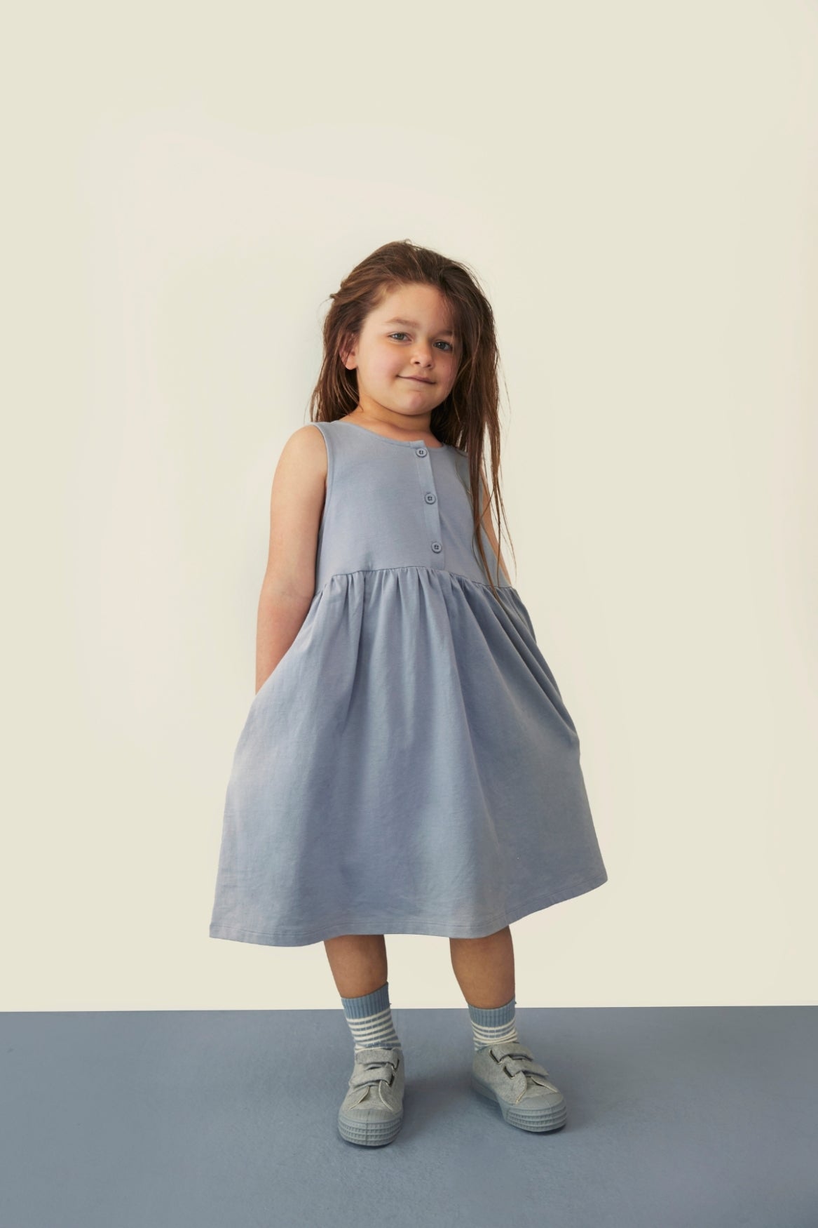 Gray Label - Trägerkleid in Stone Grey aus 100 % Biobaumwolle ( taubenblau )