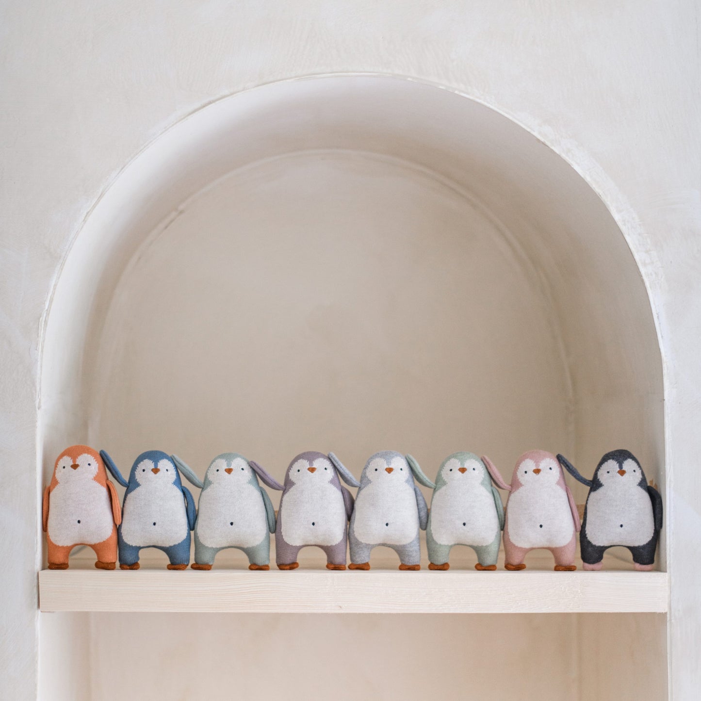 Ava & Yves  - Babyrassel Pinguin in Rosa