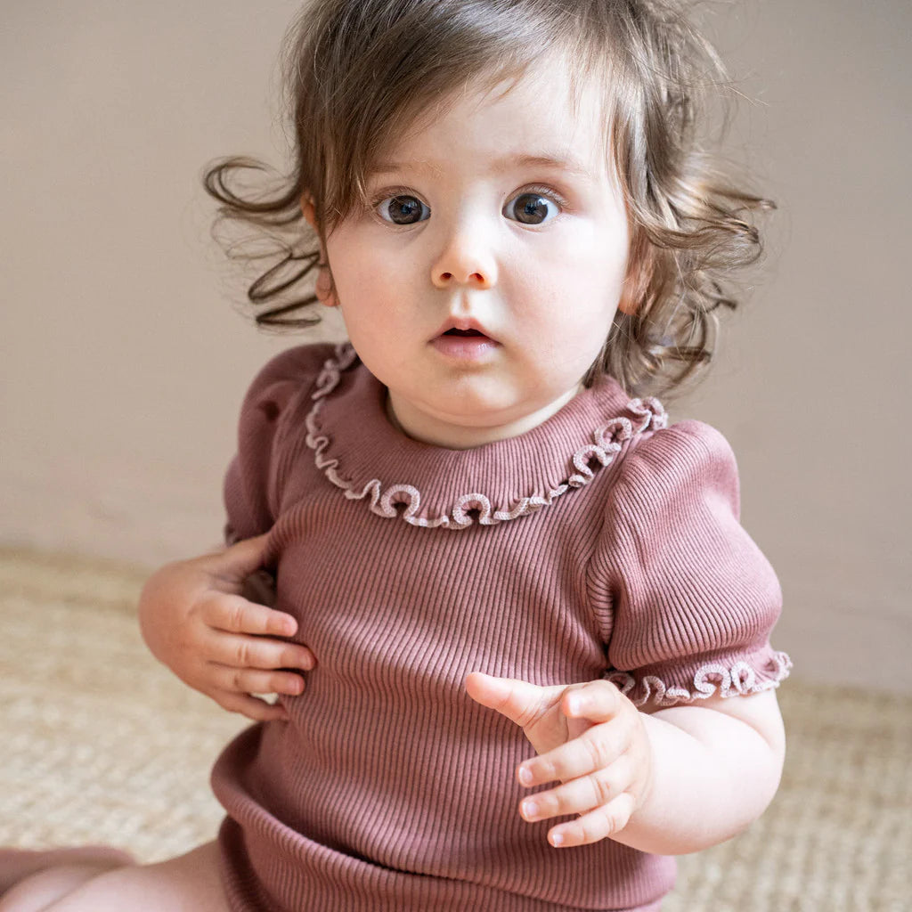 Minimalisma - Bohemia Kurzarm Body mit Rüschenkragen in Antique Rose mit Sweet Rose