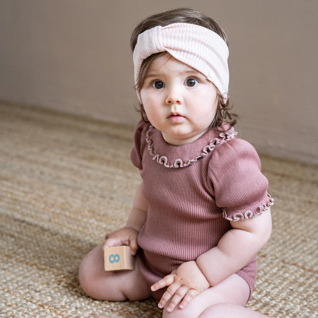 Minimalisma - Bohemia Kurzarm Body mit Rüschenkragen in Antique Rose mit Sweet Rose