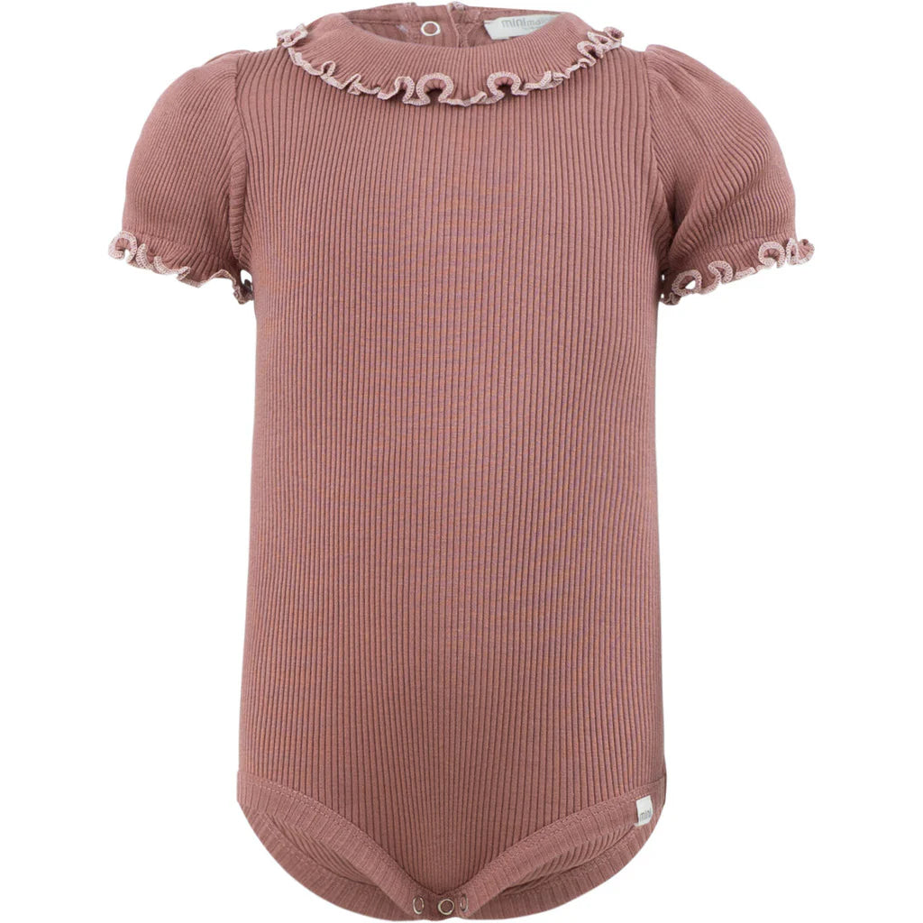 Minimalisma - Bohemia Kurzarm Body mit Rüschenkragen in Antique Rose mit Sweet Rose