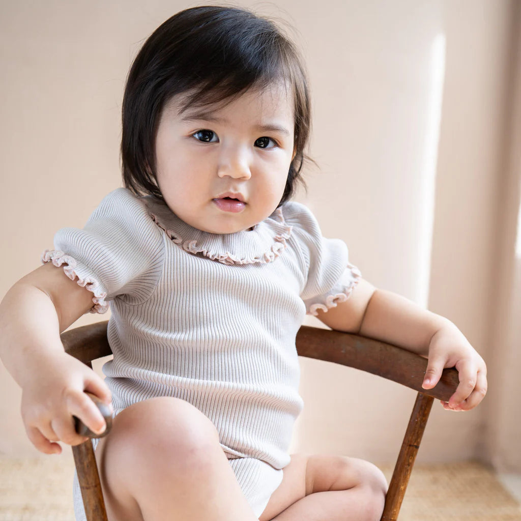 Minimalisma - Bohemia Kurzarm Body mit Rüschenkragen in Ecru / Sweet Rose