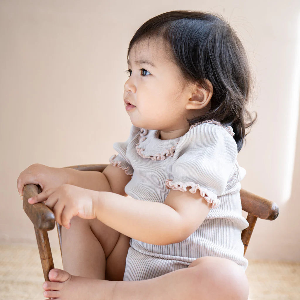 Minimalisma - Bohemia Kurzarm Body mit Rüschenkragen in Ecru / Sweet Rose