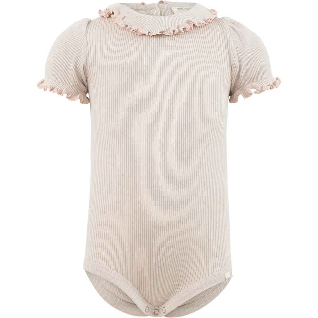 Minimalisma - Bohemia Kurzarm Body mit Rüschenkragen in Ecru / Sweet Rose