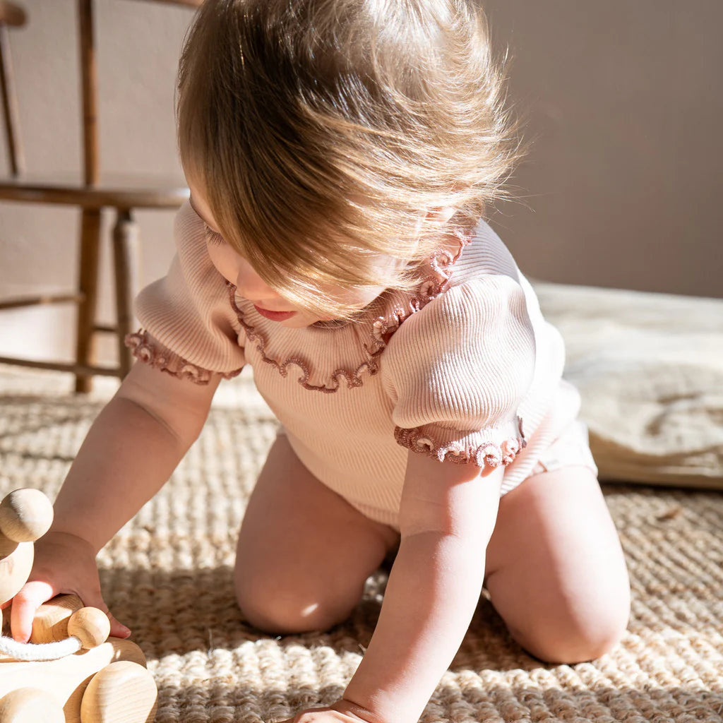 Minimalisma - Bohemia Kurzarm Body mit Rüschenkragen in Sweet Rose / Antique Rosa