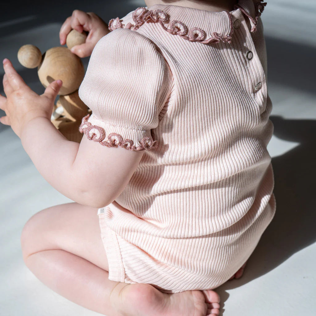 Minimalisma - Bohemia Kurzarm Body mit Rüschenkragen in Sweet Rose / Antique Rosa