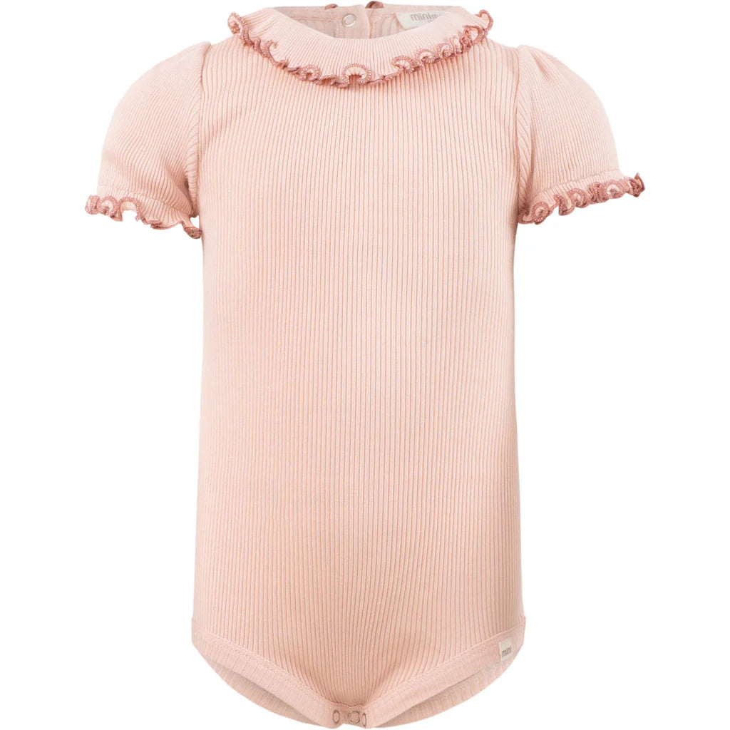 Minimalisma - Bohemia Kurzarm Body mit Rüschenkragen in Sweet Rose / Antique Rosa