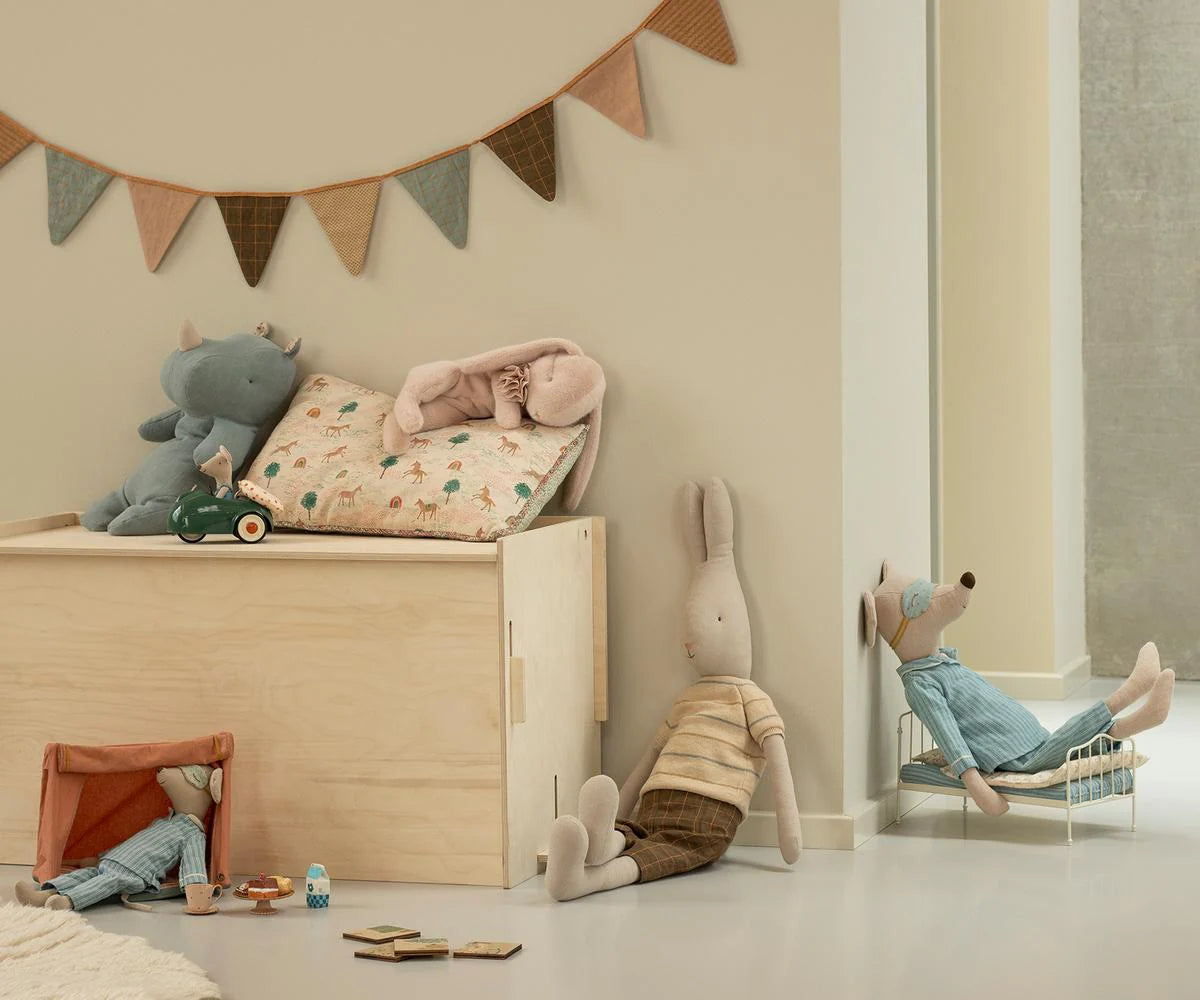 Maileg - schlafener Kuschelhase liegend in Rosa mit Schleife