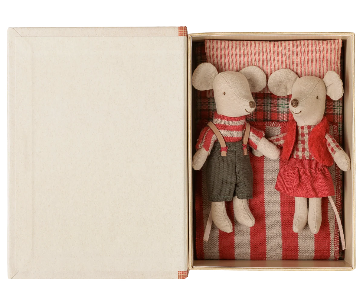 Maileg - Christmas Tales Zwillingspaar im Buch