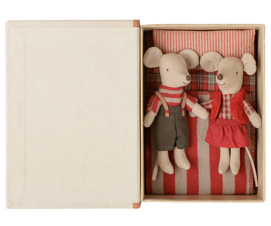 Maileg - Christmas Tales Zwillingspaar im Buch