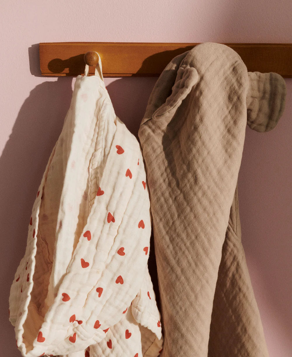 Dear April - Balou Baby Kapuzemhandtuch in Creme mit Herzen