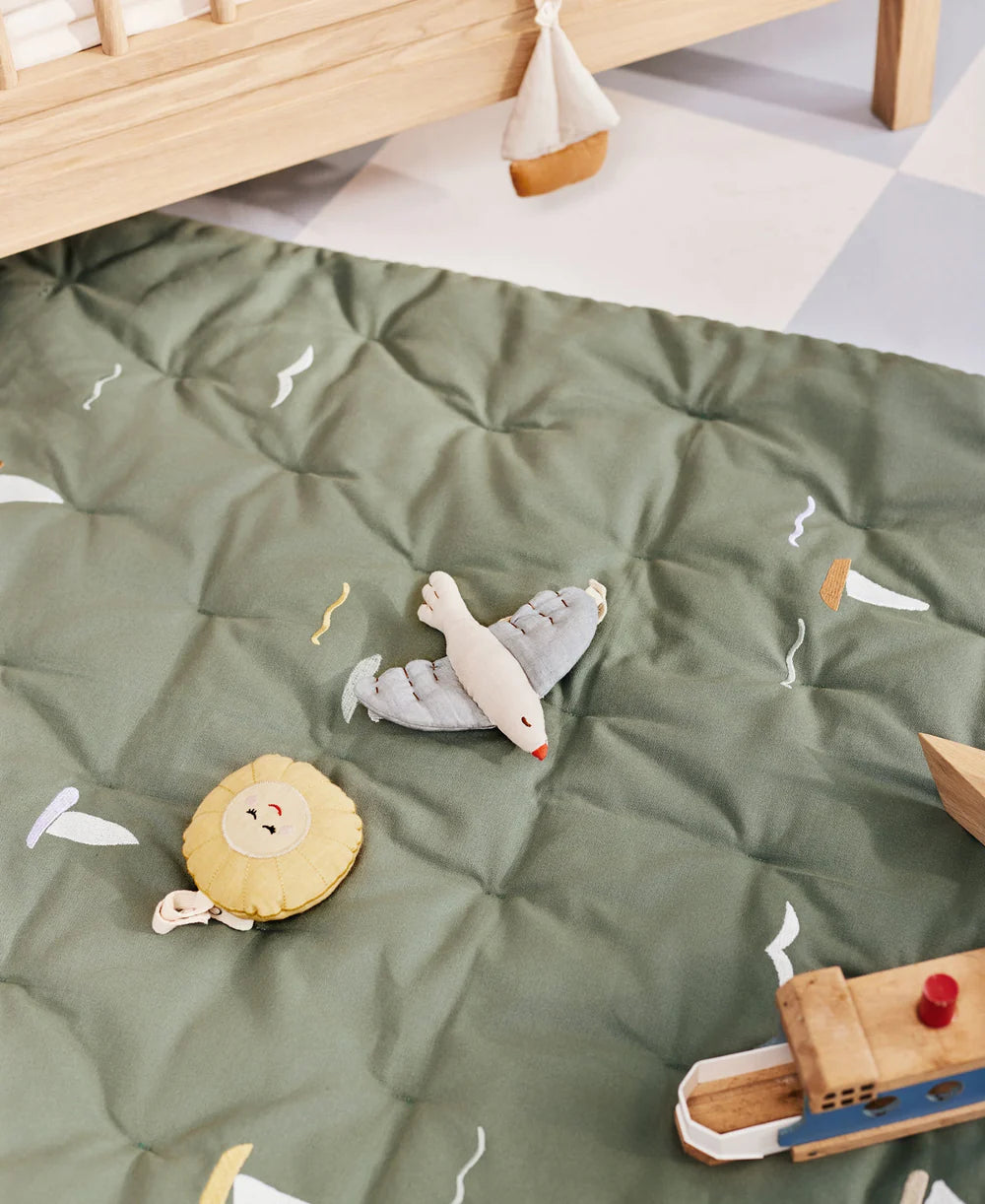 Dear April - bestickte Spielmatratze Sailorboat
